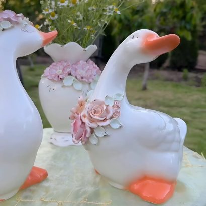 Сувенірна пара білі порцелянові гуси ручний розпис золотом, квіти глина