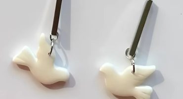 Символ миру на ваших вушках: ідеальний аксесуар для випускного – сережки з білими голубками з полімерної глини