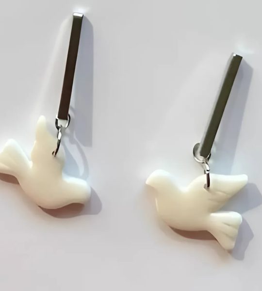 Авторські стильні сережки білі голубки миру з полімерної глини