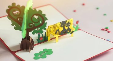 Закоханість у кожній деталі: 3D об’ємна листівка ручної роботи - романтична пара котиків на лавочці, які підкорюють серця