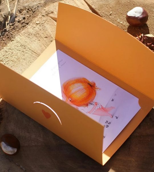 Листівка авторська дружба дівчинка мальована в конверті