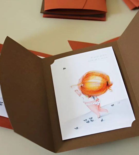 Листівка авторська дружба дівчинка мальована в конверті