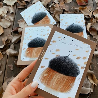 Стильна мальована листівка дівчинка Живи как нравится