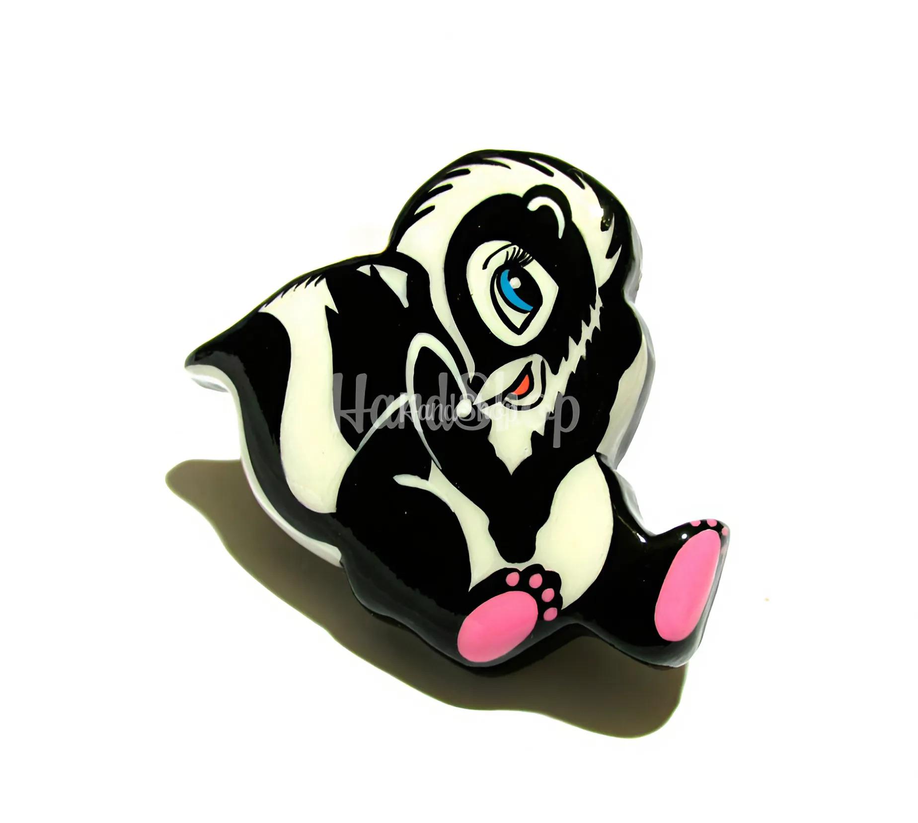 Дерев'яна дитяча брошка з білченям ручного розпису Дерев'яна дитяча брошка з білченям ручного розпису