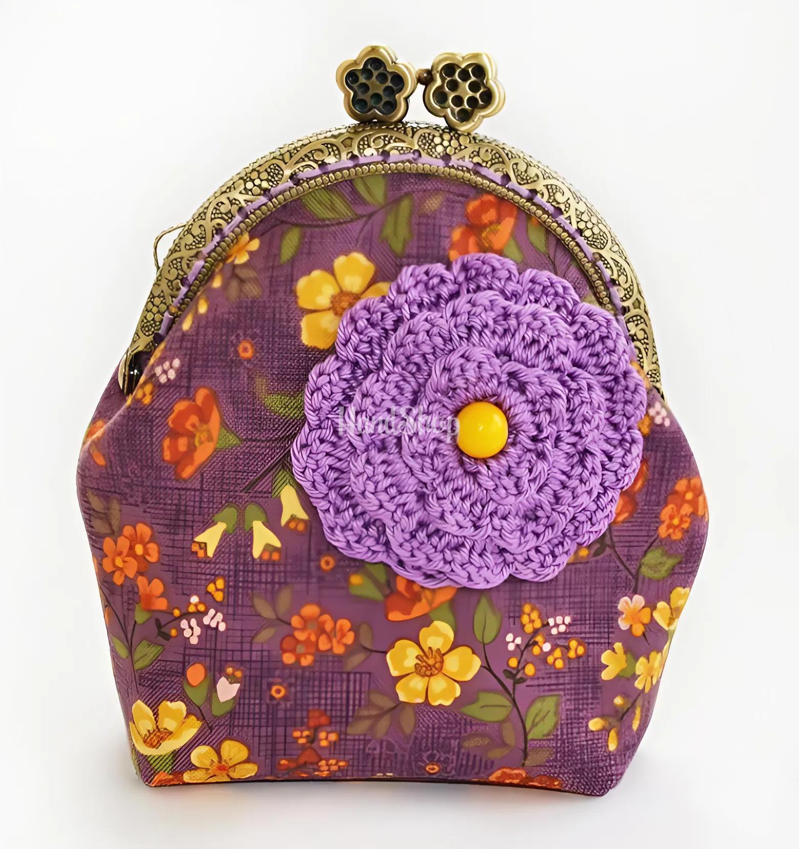 жіноча косметичка - гаманець своїми руками з щільної бавовни у фіолетовій гамі з малюнком - квітами. Косметичка з тканини прикрашена великою в'язаною гачком квіткою. Косметичка з фермуаром є сьогодні найбільш затребуваним аксесуаром! Вірна супутниця сучасної жінки - гаманець косметичка! жіноча косметичка - гаманець своїми руками з щільної бавовни у фіолетовій гамі з малюнком - квітами. Косметичка з тканини прикрашена великою в'язаною гачком квіткою. Косметичка з фермуаром є сьогодні найбільш затребуваним аксесуаром! Вірна супутниця сучасної жінки - гаманець косметичка!