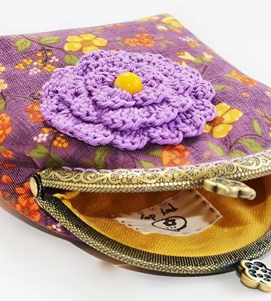 жіноча косметичка - гаманець своїми руками з щільної бавовни у фіолетовій гамі з малюнком - квітами. Косметичка з тканини прикрашена великою в'язаною гачком квіткою. Косметичка з фермуаром є сьогодні найбільш затребуваним аксесуаром! Вірна супутниця сучасної жінки - гаманець косметичка!