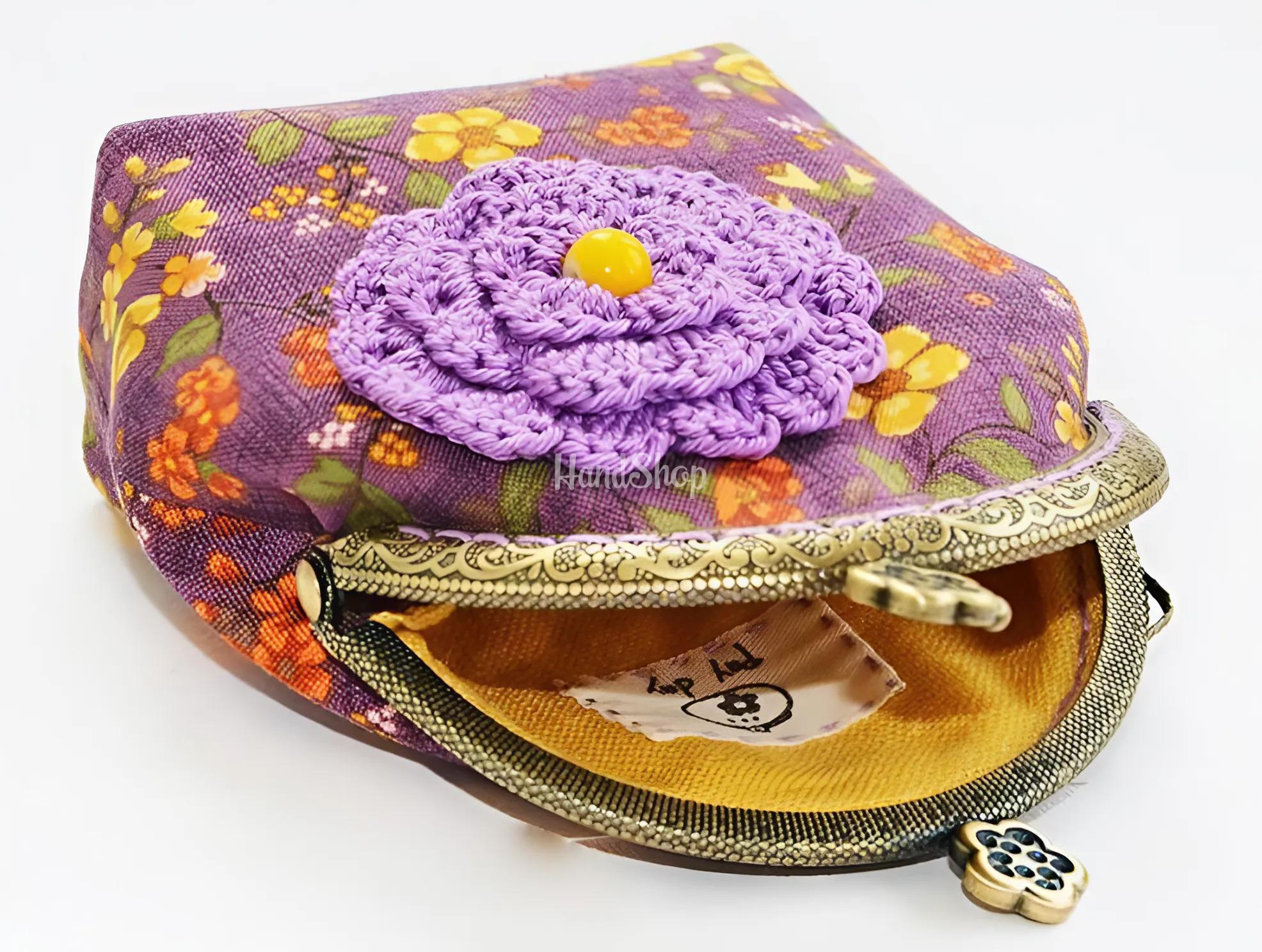 жіноча косметичка - гаманець своїми руками з щільної бавовни у фіолетовій гамі з малюнком - квітами. Косметичка з тканини прикрашена великою в'язаною гачком квіткою. Косметичка з фермуаром є сьогодні найбільш затребуваним аксесуаром! Вірна супутниця сучасної жінки - гаманець косметичка! жіноча косметичка - гаманець своїми руками з щільної бавовни у фіолетовій гамі з малюнком - квітами. Косметичка з тканини прикрашена великою в'язаною гачком квіткою. Косметичка з фермуаром є сьогодні найбільш затребуваним аксесуаром! Вірна супутниця сучасної жінки - гаманець косметичка!