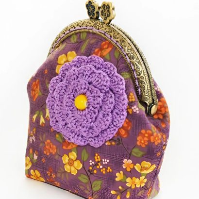 жіноча косметичка - гаманець своїми руками з щільної бавовни у фіолетовій гамі з малюнком - квітами. Косметичка з тканини прикрашена великою в'язаною гачком квіткою. Косметичка з фермуаром є сьогодні найбільш затребуваним аксесуаром! Вірна супутниця сучасної жінки - гаманець косметичка!