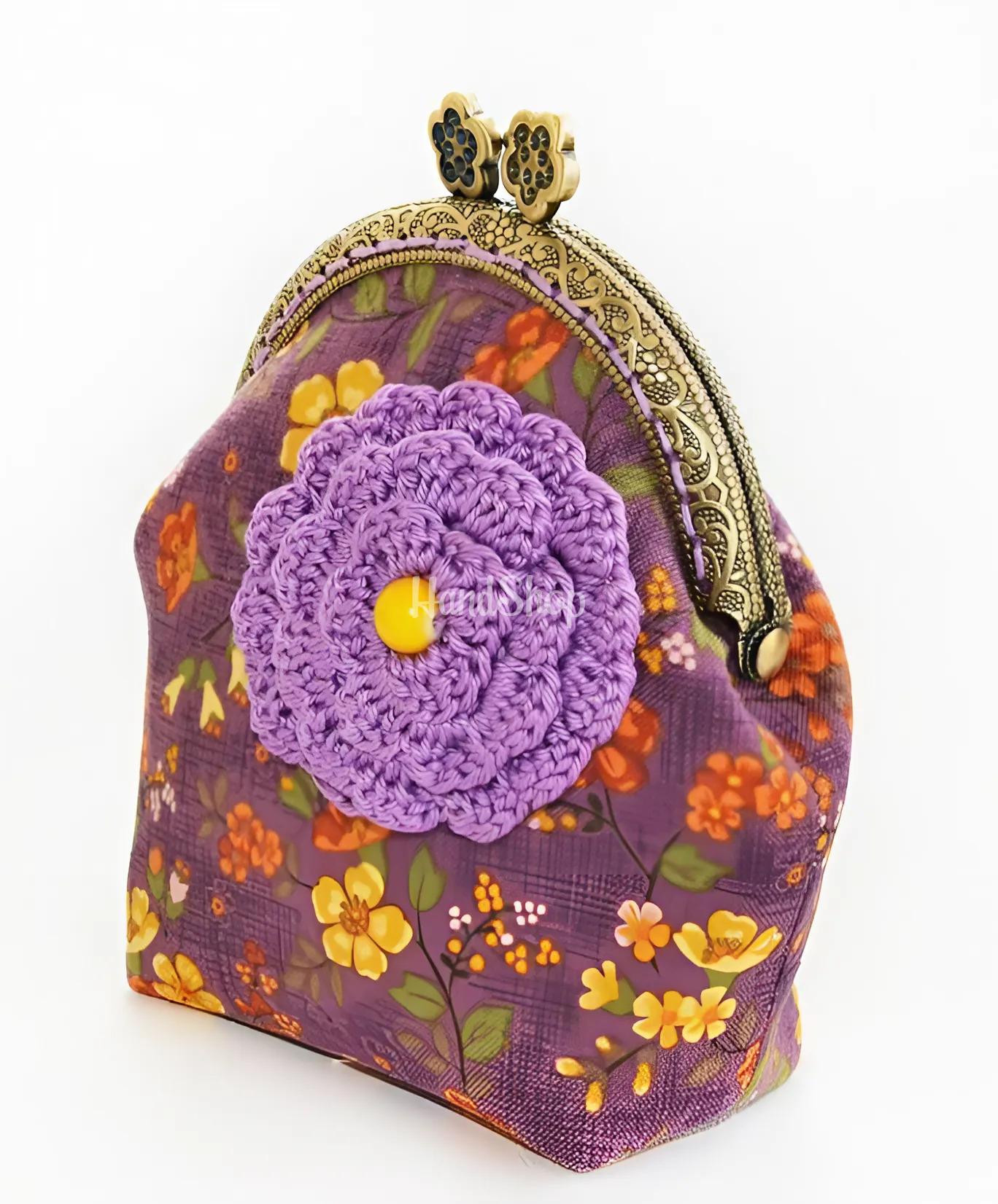 жіноча косметичка - гаманець своїми руками з щільної бавовни у фіолетовій гамі з малюнком - квітами. Косметичка з тканини прикрашена великою в'язаною гачком квіткою. Косметичка з фермуаром є сьогодні найбільш затребуваним аксесуаром! Вірна супутниця сучасної жінки - гаманець косметичка! жіноча косметичка - гаманець своїми руками з щільної бавовни у фіолетовій гамі з малюнком - квітами. Косметичка з тканини прикрашена великою в'язаною гачком квіткою. Косметичка з фермуаром є сьогодні найбільш затребуваним аксесуаром! Вірна супутниця сучасної жінки - гаманець косметичка!