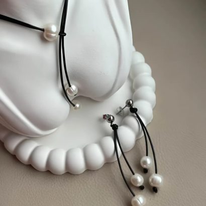 Набір прикрас кольє та сережки натуральні перли, шкіряний шнур