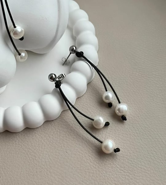 Набір прикрас кольє та сережки натуральні перли, шкіряний шнур