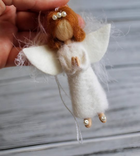 Янгол лялька рижий на ниточці з вовни підвіска сувенір