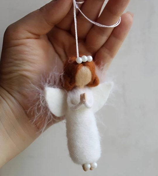 Янгол лялька рижий на ниточці з вовни підвіска сувенір