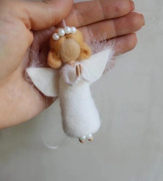 Авторська лялька янгол підвіска на ниточці сувенір із шерсті