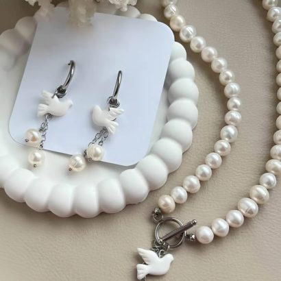 Намисто колье та сережки білі голубки глина, річкові перли