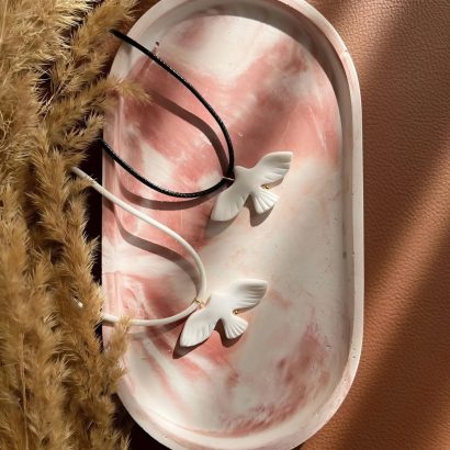 Авторський кулон біла горлиця на шнурі з полімерної глини