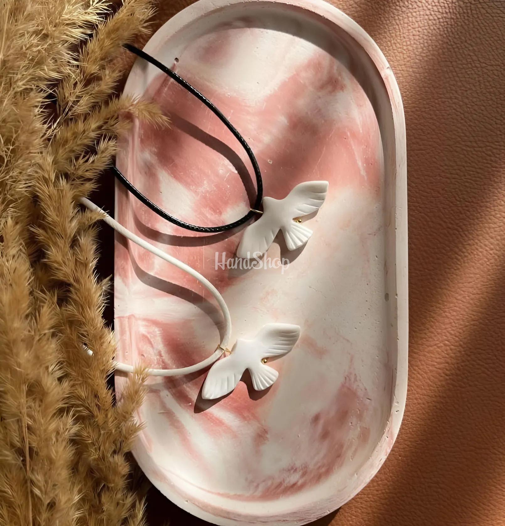 Авторський кулон біла горлиця на шнурі з полімерної глини Авторський кулон біла горлиця на шнурі з полімерної глини