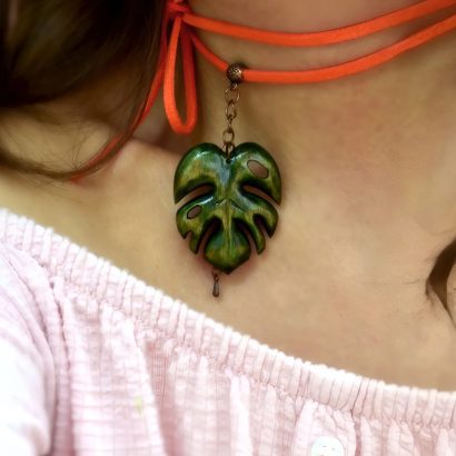 Дерев'яний кулон чокер листя монстера на замшевому шнурку
