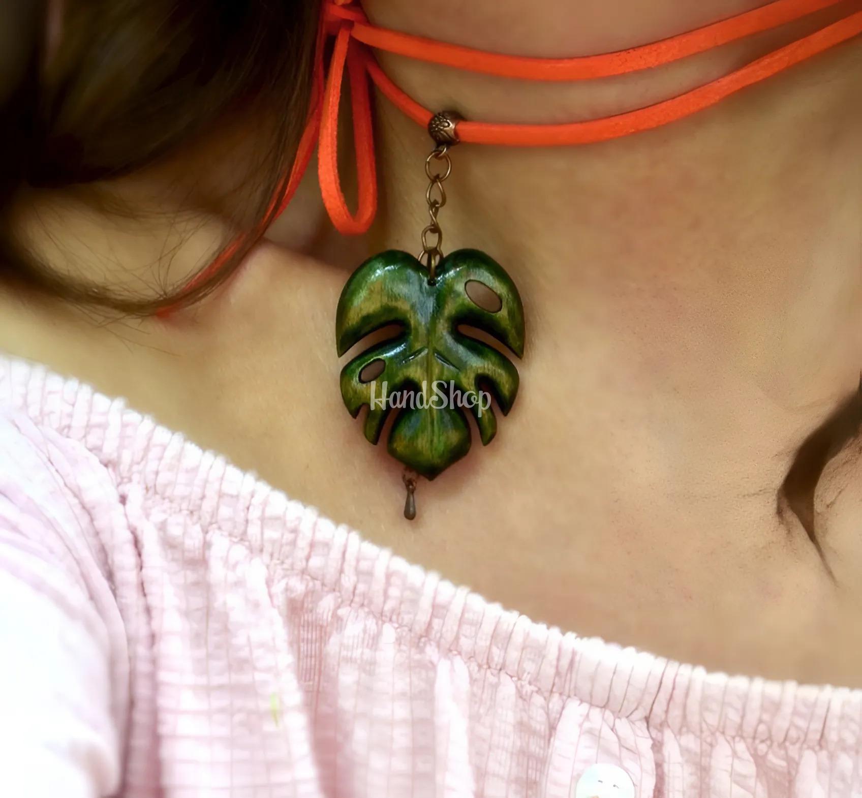 Дерев'яний кулон чокер листя монстера на замшевому шнурку Дерев'яний кулон чокер листя монстера на замшевому шнурку