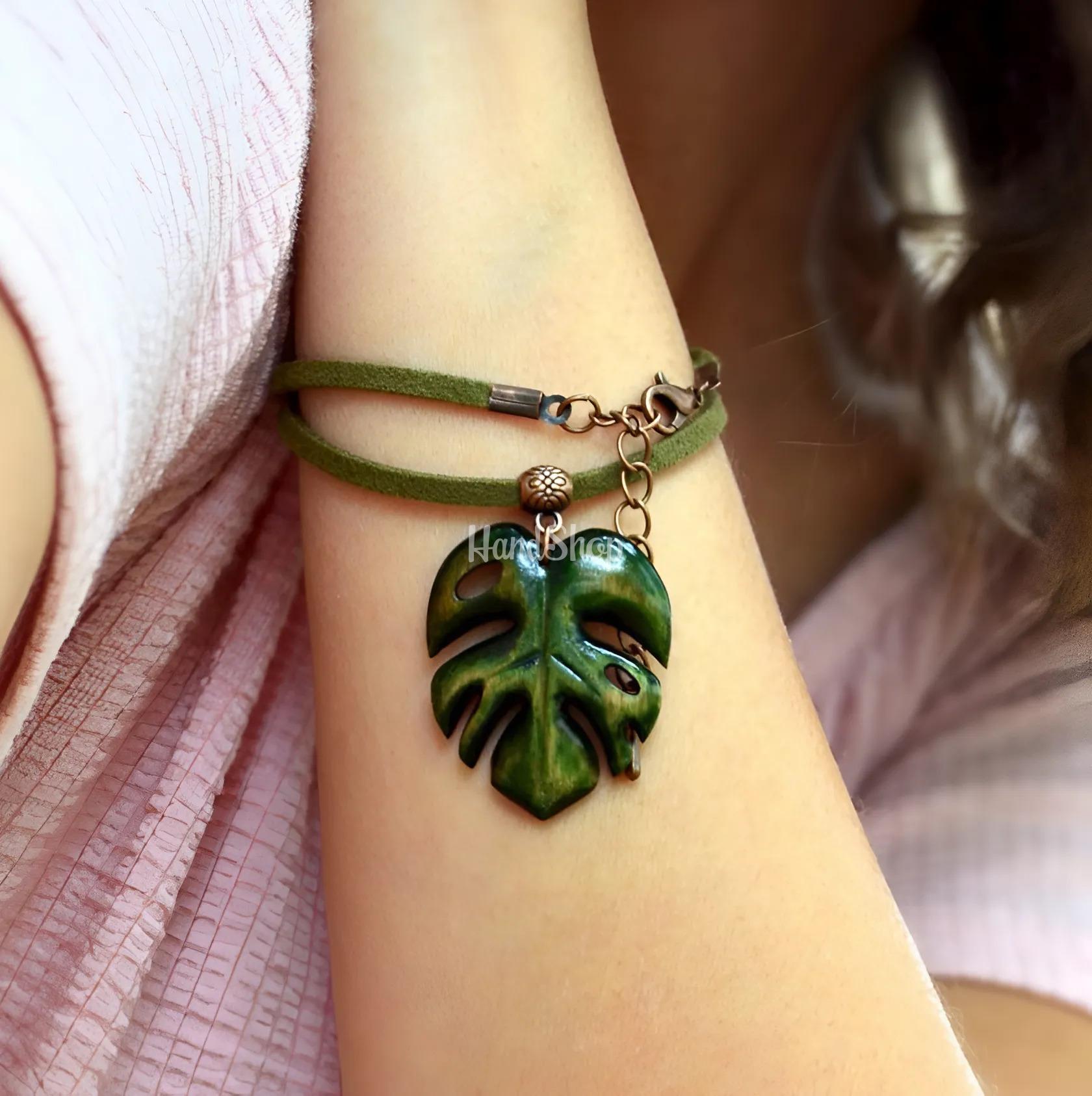 Дерев'яний кулон чокер листя монстера на замшевому шнурку Дерев'яний кулон чокер листя монстера на замшевому шнурку