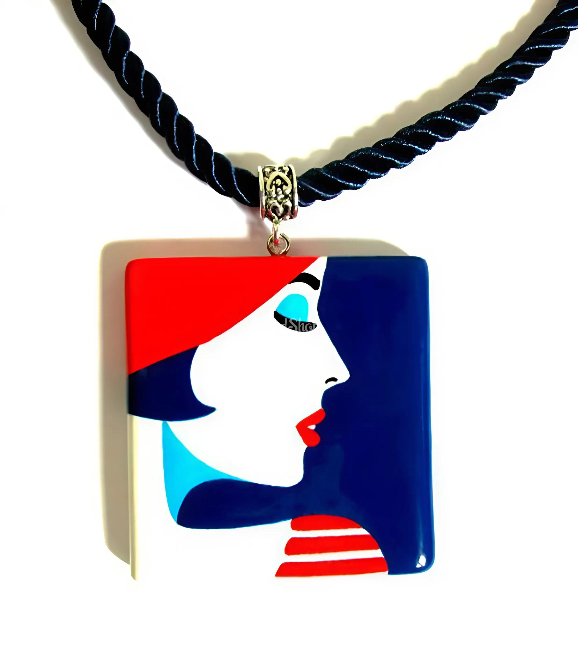 Квадратний дерев’яний кулон художниця Malika Favre Квадратний дерев’яний кулон художниця Malika Favre