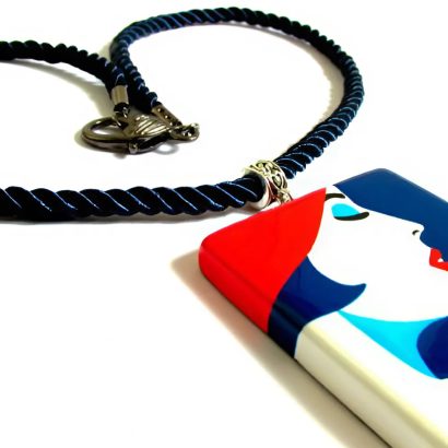 Квадратний дерев’яний кулон художниця Malika Favre