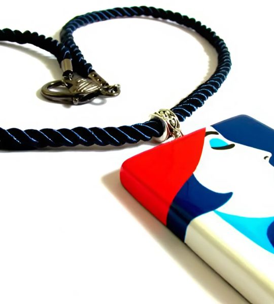 Квадратний дерев’яний кулон художниця Malika Favre