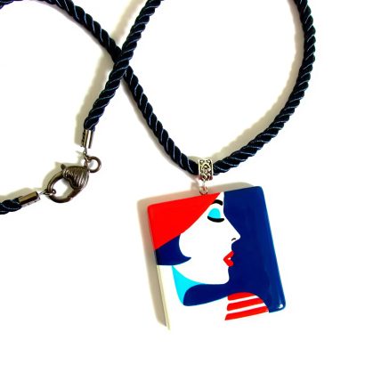 Квадратний дерев’яний кулон художниця Malika Favre