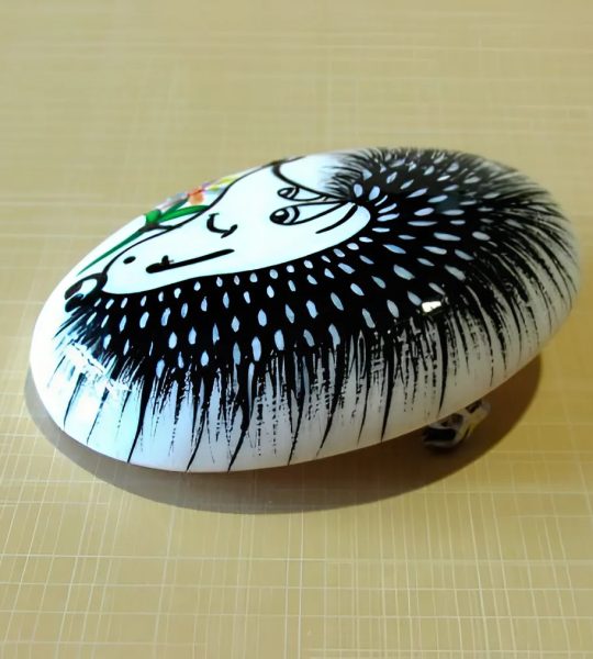 Дерев'яна оригінальна брошечка їжак букет розпис