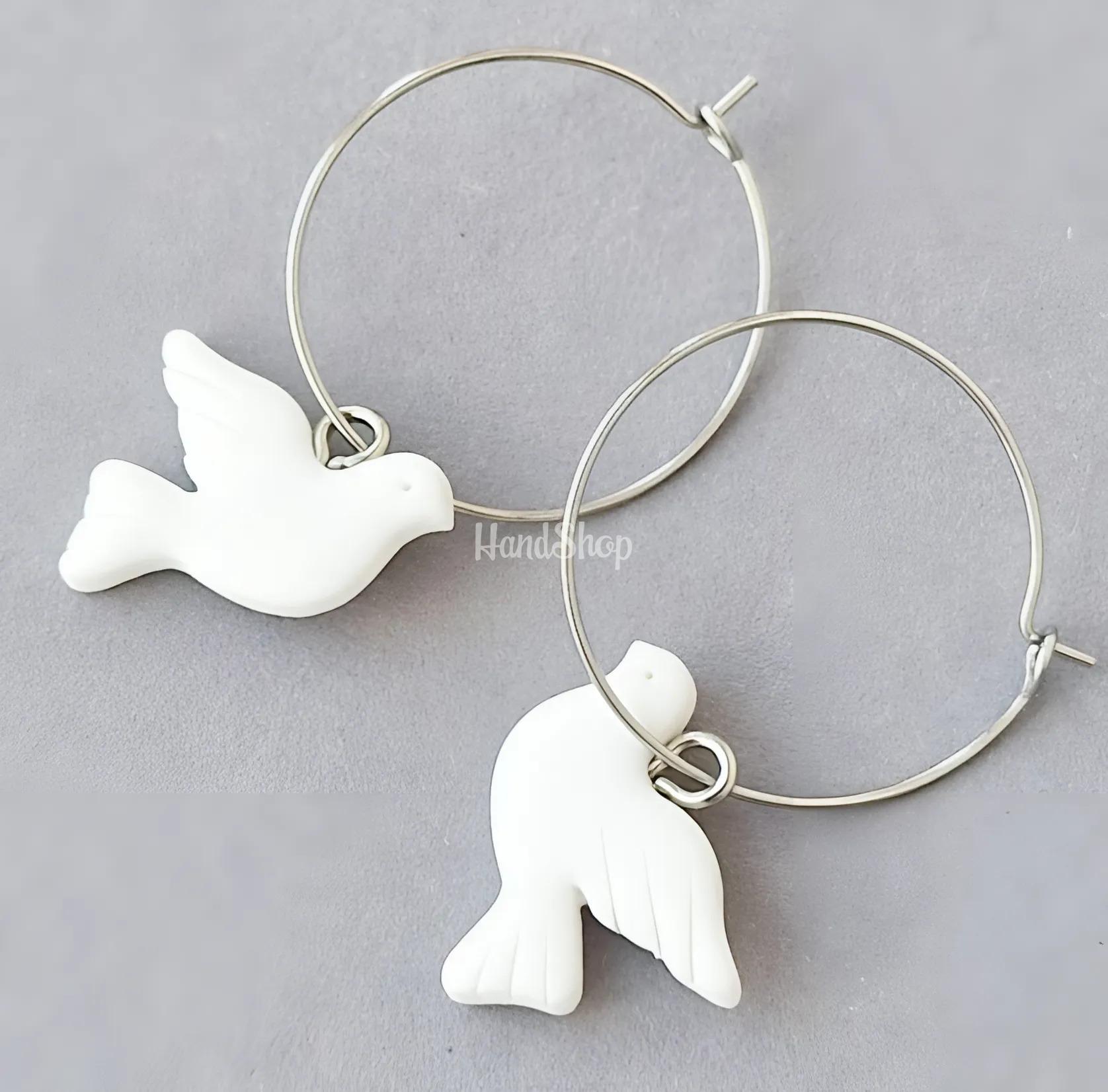Betterimage.ai_1749309243325 Cережки білі горлиці пташки з полімерної глини кільця