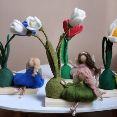 Сувенірна лялька фея з квіткою нарцис на дерев’яній підставці