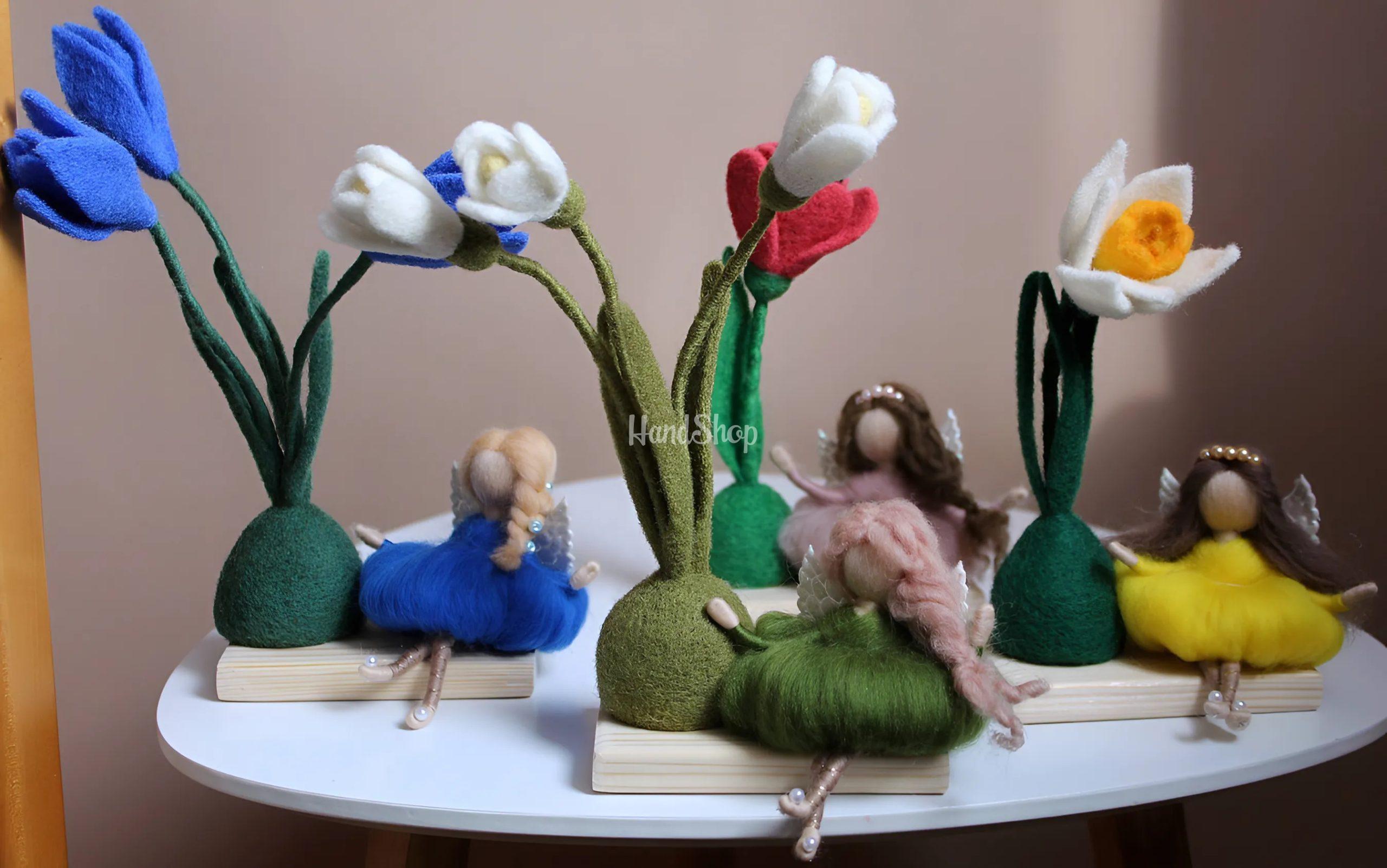 Сувенірна лялька фея з квіткою нарцис на дерев’яній підставці Сувенірна лялька фея з квіткою нарцис на дерев’яній підставці