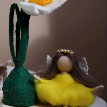 Сувенірна лялька фея з квіткою нарцис на дерев’яній підставці