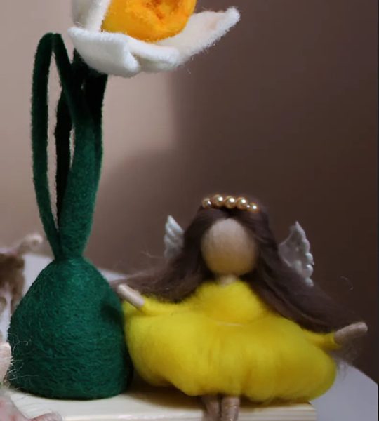 Сувенірна лялька фея з квіткою нарцис на дерев’яній підставці