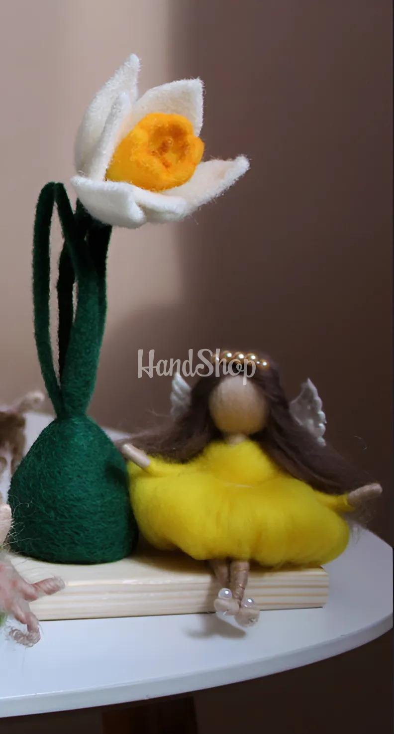 Сувенірна лялька фея з квіткою нарцис на дерев’яній підставці Сувенірна лялька фея з квіткою нарцис на дерев’яній підставці