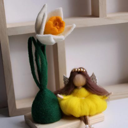 Сувенірна лялька фея з квіткою нарцис на дерев’яній підставці