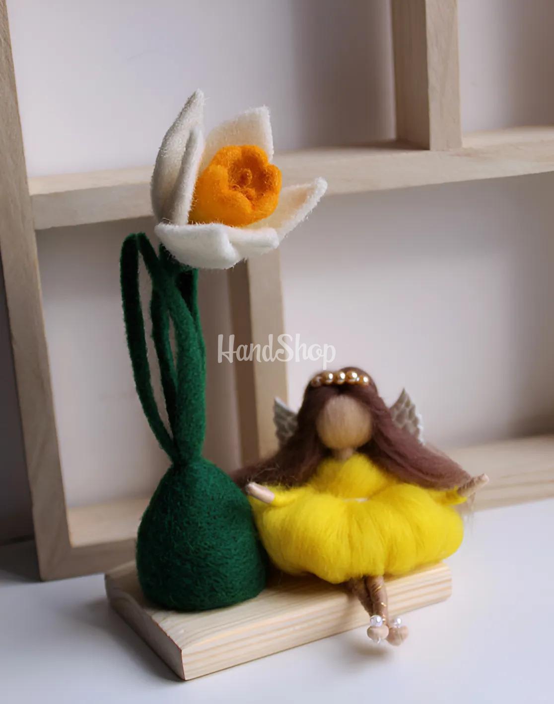 Сувенірна лялька фея з квіткою нарцис на дерев’яній підставці Сувенірна лялька фея з квіткою нарцис на дерев’яній підставці