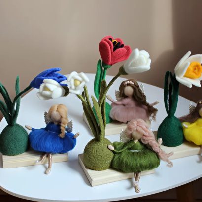 Сувенірна лялька фея з квіткою нарцис на дерев’яній підставці