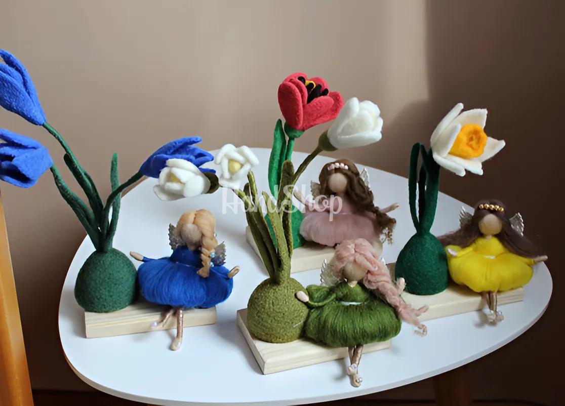 Сувенірна лялька фея з квіткою нарцис на дерев’яній підставці Сувенірна лялька фея з квіткою нарцис на дерев’яній підставці