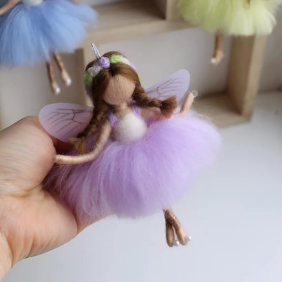 Лялечка сувенір з вовни підвіска весна ангелик з крилами