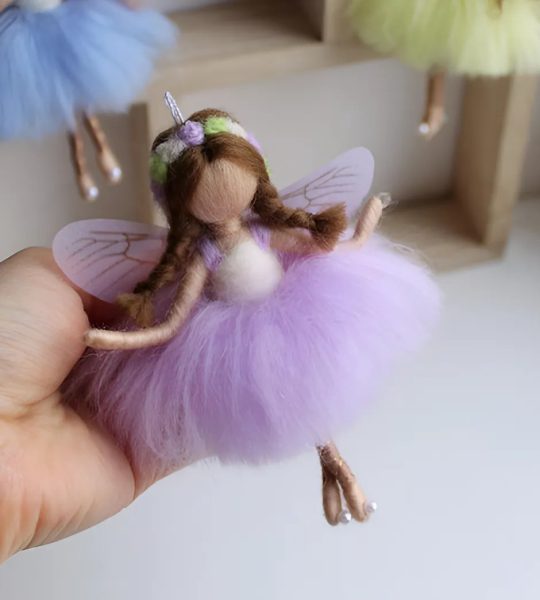 Лялечка сувенір з вовни підвіска весна ангелик з крилами