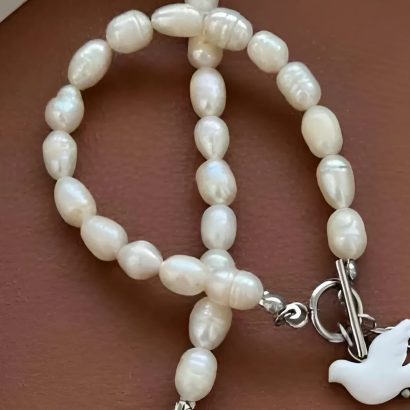 Браслет з річкових перлів та білою голубкою з глини