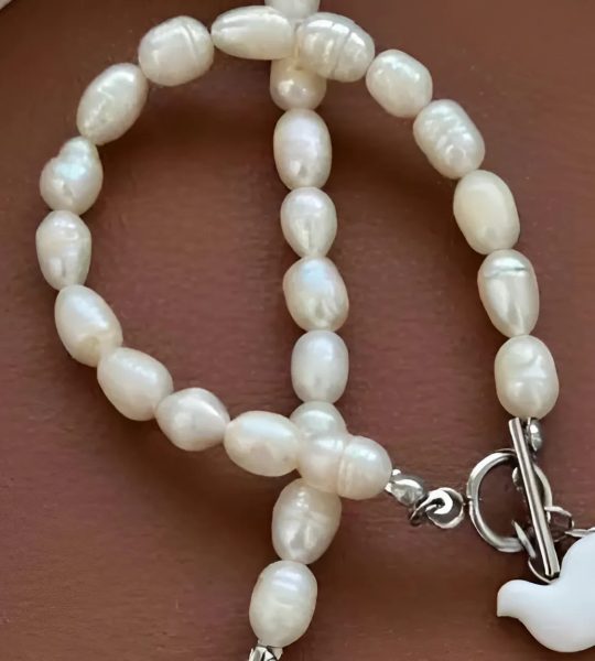 Браслет з річкових перлів та білою голубкою з глини