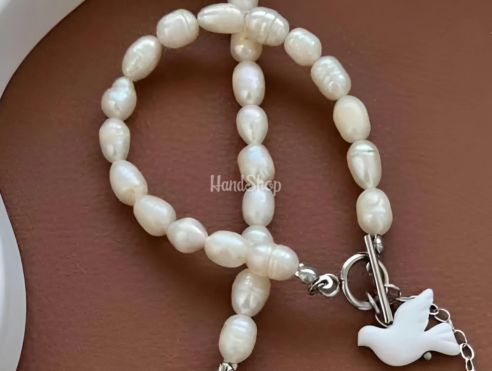 Браслет з річкових перлів та білою голубкою з глини Браслет з річкових перлів та білою голубкою з глини