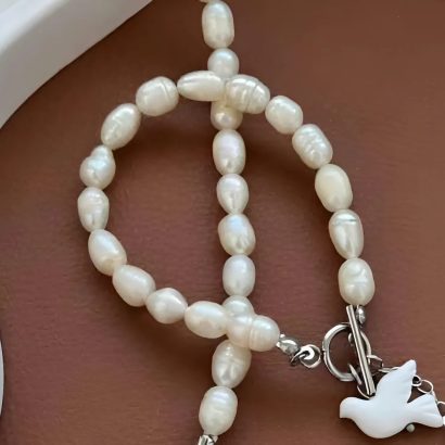 Браслет з річкових перлів та білою голубкою з глини