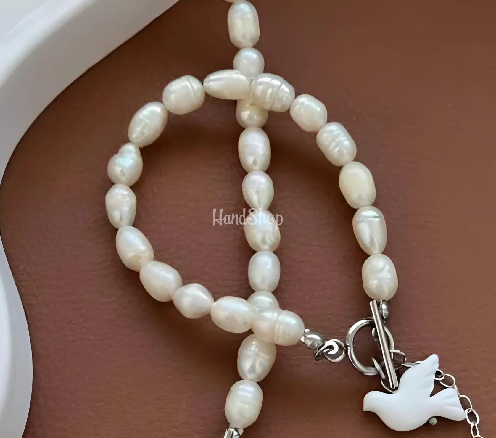 Браслет з річкових перлів та білою голубкою з глини Браслет з річкових перлів та білою голубкою з глини