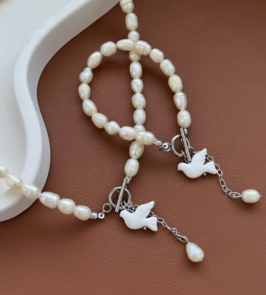 Намисто кольє річкові перли та біла голубка з полімерної глини