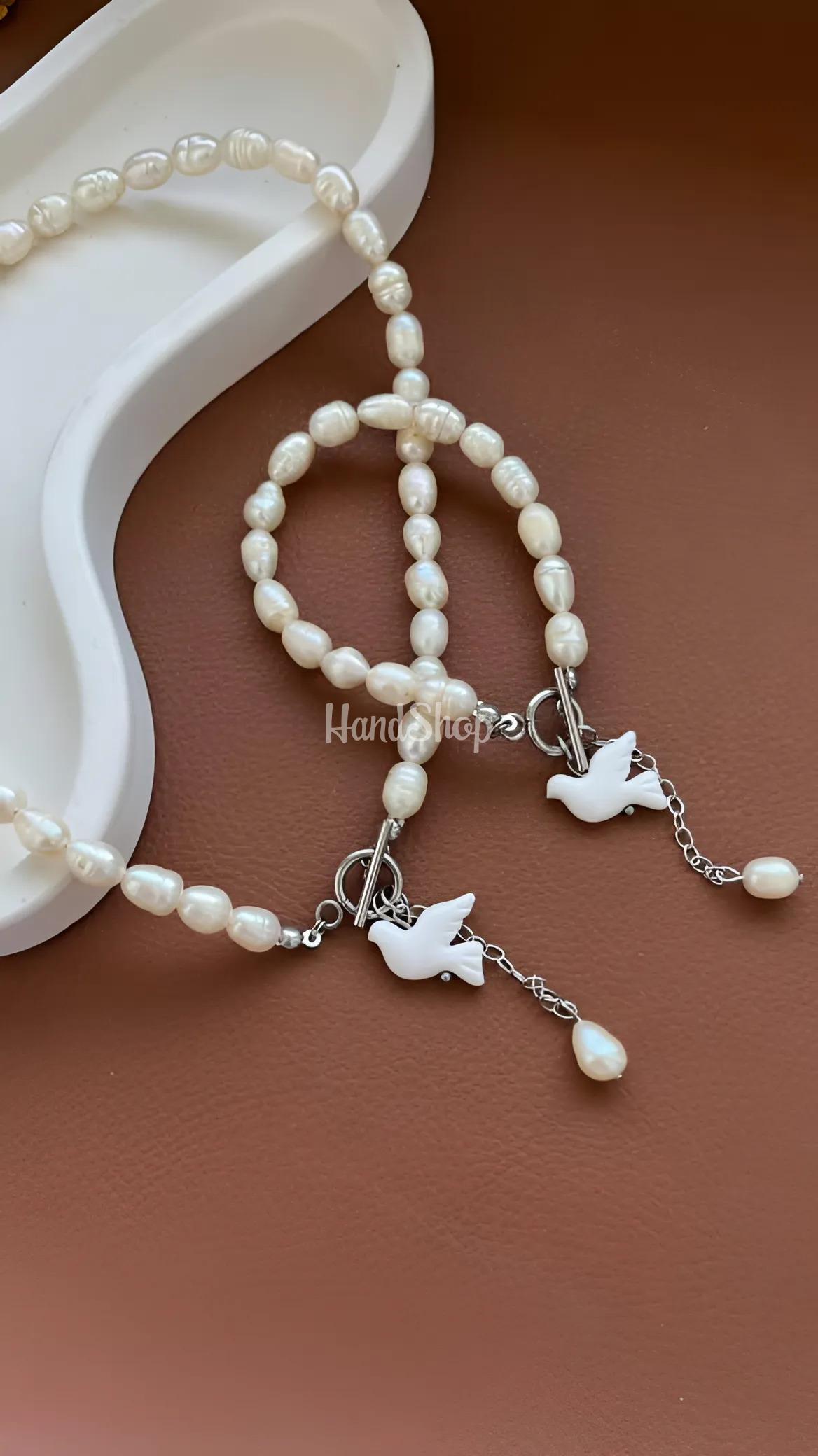 Браслет з річкових перлів та білою голубкою з глини Браслет з річкових перлів та білою голубкою з глини