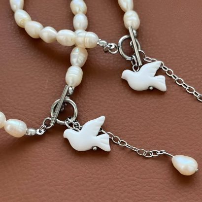 Браслет з річкових перлів та білою голубкою з глини