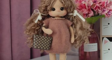 В'язана кудрява лялька з сумочкою Louis Vuitton: більше, ніж просто іграшка - стильний сувенір для маленьких і великих